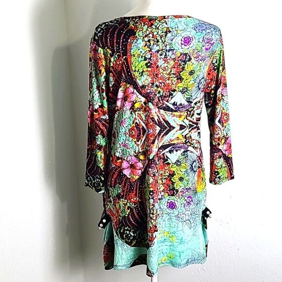 Mesmerize Colorful Tunic Top with Big Pockets on the Sides, Size Medium - Picture 7 of 9